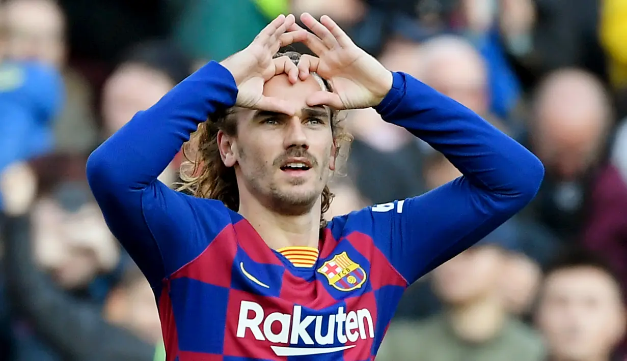 Penyerang Barcelona, Antoine Griezmann, melakukan selebrasi usai membobol gawang Getafe pada laga La Liga di Stadion Camp Nou, Sabtu (15/2/2020). Barcelona menang 2-1 atas Getafe. (AFP/Lluis Gene)