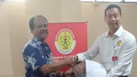 Direktur interim PT Liga Indonesia Baru, Dirk Soplanit, melakukan audiensi dengan Ketua Badan Olahraga Profesional Indonesia (BOPI) di Wisma Kemenpora, Jakarta, Rabu (10/4/2019). (Istimewa)