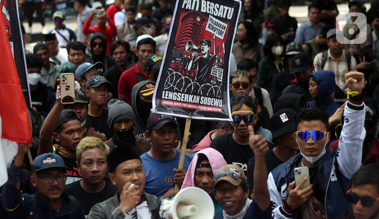 Puluhan warga yang tergabung dalam Aliansi Masyarakat Pati Bersatu berunjuk rasa di depan gedung Merah Putih Komisi Pemberantasan Korupsi (KPK), Jakarta, Senin (1/9/2025). (Liputan6.com/Helmi Fithriansyah)