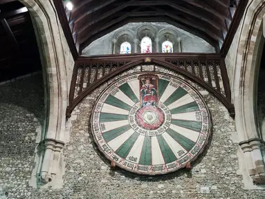 The Great Hall di Winchester, Hampshire menyimpan replika Meja Bundar dalam legenda. Alkisah sang raja dan para kesatrianya berkumpul di sana. (Liputan6.com/Elin Kristanti)