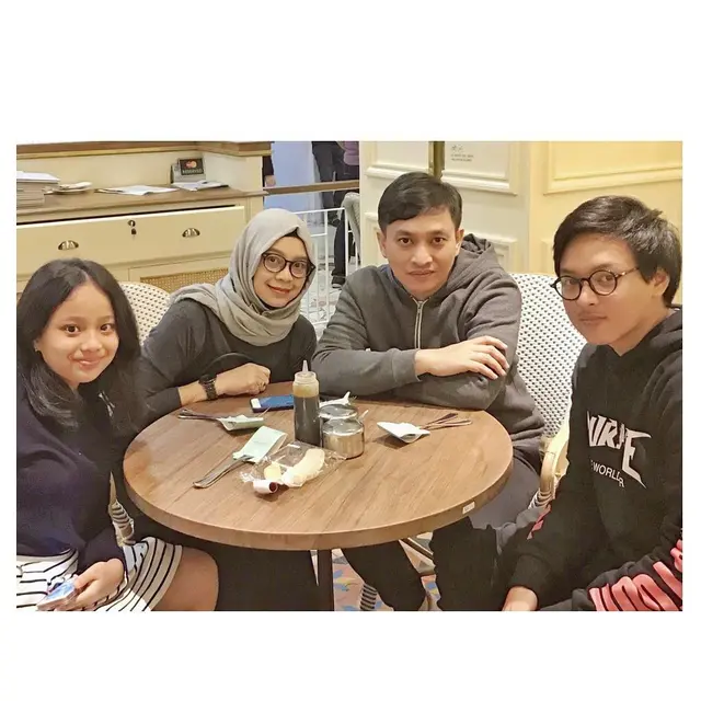 Jarang Terekspos, Ini 6 Momen Manis Yovie Widianto dan Istri