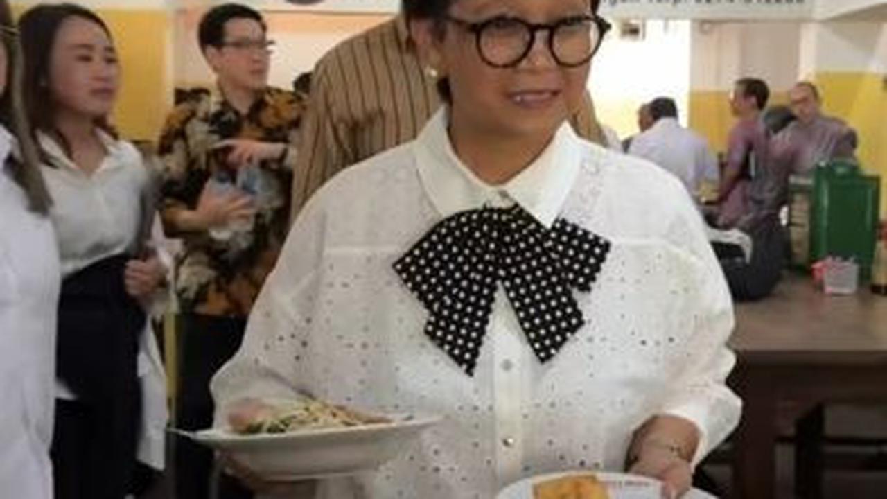 Ia seakan dibuat nostalgia ketika mengunjungi warung makan yang sudah ada sejak tahun 1959 ini.