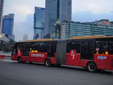 Bus TransJakarta melewati kawasan Bundaran HI, Jakarta, Senin (9/3/2015). PT Transjakarta menghentikan operasional 30 bus merek Zhongtong pasca insiden terbakarnya bus buatan Tiongkok itu pada Minggu (8/3) kemarin. (Liputan6.com/Faizal Fanani)