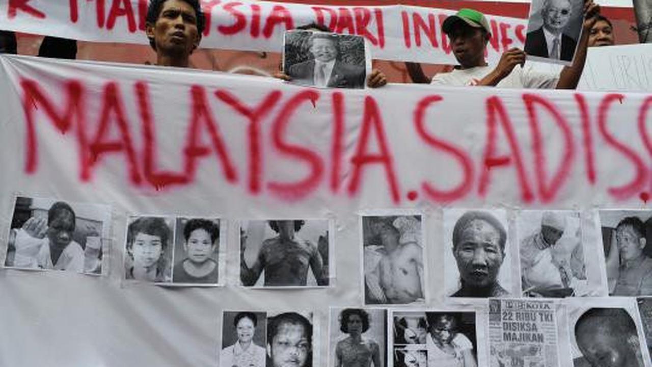 Pengunjuk rasa yang tergabung dalam Aktivis Bendera membakar  bendera  