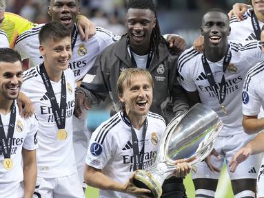 Real Madrid baru saja menambah koleksi gelarnya dengan menjuarai Piala Super Eropa 2024 usai mengalahkan Atalanta dengan skor 2-0 di Narodowy Stadium, Warsawa, Polandia (15/8/2024). Keberhasilan Los Blancos meraih trofi Piala Super Eropa 2024 juga sekaligus menahbiskan Luka Modric sebagai pemain Real Madrid dengan koleksi trofi terbanyak sepanjang sejarah klub. Berikut daftar 5 pemain Real Madrid dengan koleksi trofi terbanyak sepanjang sejarah. (AP Photo/Darko Bandic)