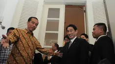 Gubernur DKI Jakarta Jokowi menerima kunjungan Menteri Luar Negeri Jepang Y.M Fumio Kishida di Balai Kota, Selasa (12/8/14). (Liputan6.com/Herman Zakharia)