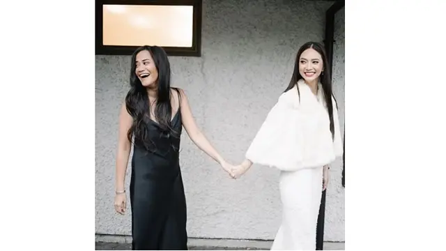 Kebahagiaan begitu terpancar dari wajah Nadia saat bercengkrama bersama salah satu sahabatnya sebelum acara dimulai.