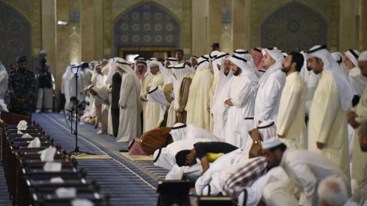 Keharmonisan muslim Sunni dan Syiah Kuwait salat bersama