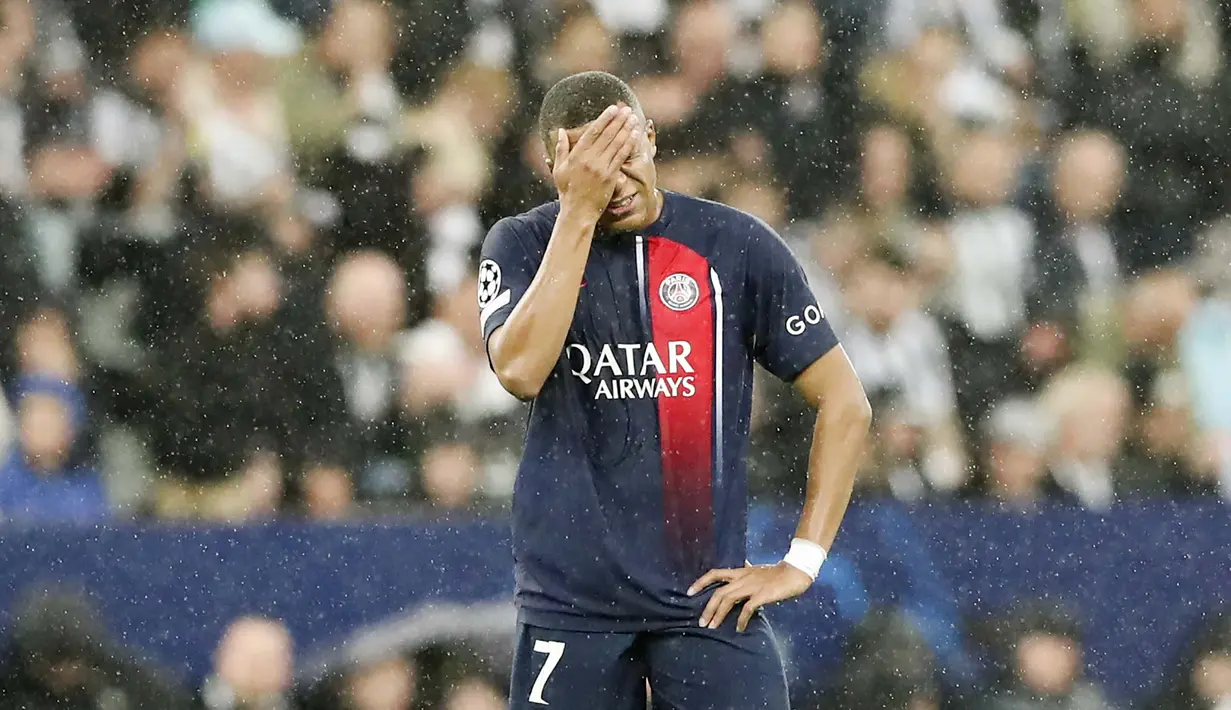 Pemain Paris Saint-Germain, Kylian Mbappe, tampak kecewa setelah ditaklukkan Newcastle United pada matchday 2 Grup F Liga Champions 2023/2024 di St James Park, Kamis (5/10/2023). PSG dipaksa menyerah dengan skor telak 4-1. (AP Photo/Scott Heppell)