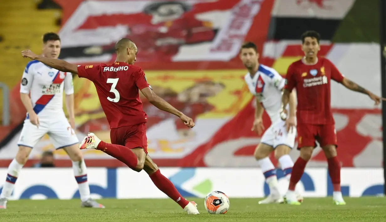 Gelandang Liverpool, Fabinho, mencetak gol ke gawang Crystal Palace pada laga Premier League di Stadion Anfield, Rabu (24/6/2020). Liverpool menang dengan skor 4-0. (AP/Phil Noble)