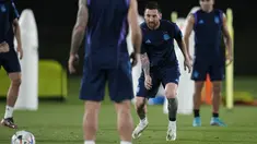 Penyerang Argentina Lionel Messi melakukan pemanasan saat latihan timnas di Doha, Qatar, Selasa (29/11/2022). Laga pamungkas Grup C Piala Dunia 2022 antara Polandia vs Argentina akan digelar di Stadium 974 pada Kamis, 1 Desember 2022 dinihari WIB. (AP Photo/Jorge Saenz)