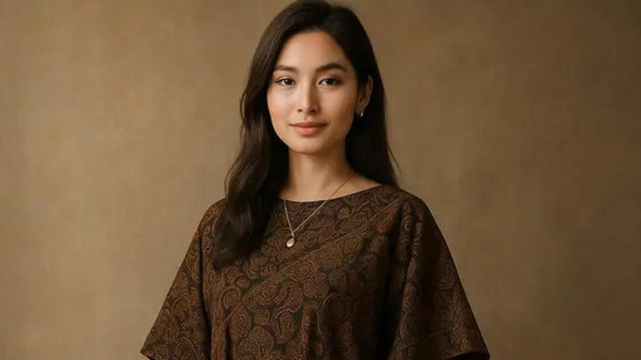 Model Dress Batik Terbaru 2025, Kombinasi Brokat dan Belahan Samping dengan Sentuhan Modern Elegan