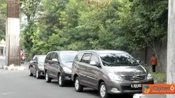 Citizen6, Jakarta: Seharusnya himbauan dilarang parkir sembarangan perlu ditingkatkan, sehingga mobil yang parkir sembarang di tindak tegas. Seperti beberapa mobil yang terparkir di jalur proyek monorail di depan gedung DPR/MPR. (Pengirim: Prasepta)