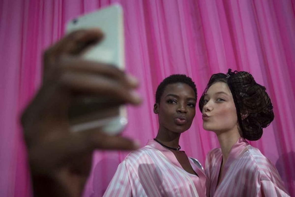 Intip kesibukan model-model seksi Victoria's Secret di ruang ganti
