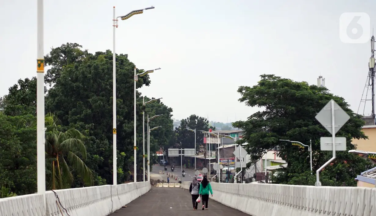 Warga berjalan di Flyover Lenteng Agung yang hampir rampung pengerjaannya, Jakarta Selatan, Rabu (4/11/2020). Kepala Dinas Bina Marga DKI Jakarta Hari Nugroho mengatakan warga bisa menikmati Flyover Lenteng Agung dan Tanjung Barat mulai awal 2021. (Liputan6.com/Immanuel Antonius)