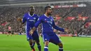 Pemain Chelsea, Diego Costa (kanan) merayakan golnya ke gawang Southampton pada lanjutan Premier League di St Mary's Stadium, Southampton, (30/10/2016). Chelsea menang 2-0. (AFP/Glyn Kirk)
