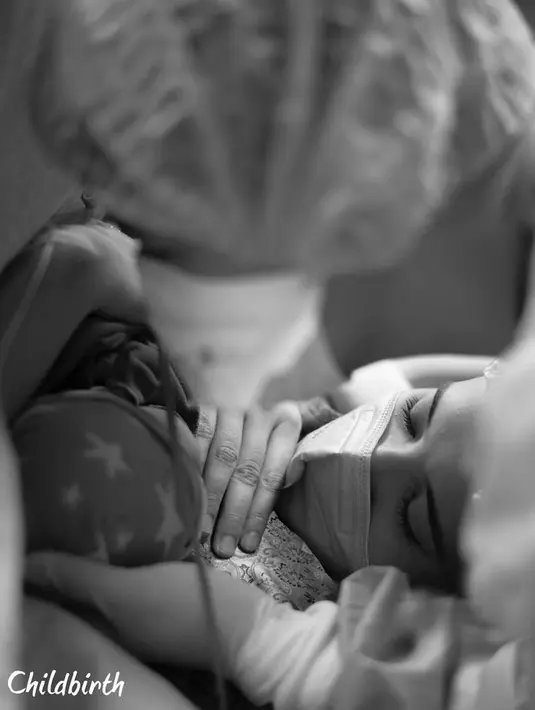 "Pas mulai (operasi) gue ngelihat, gue ngelihat prosesnya. Gue lihat Kia, bingung mau ngomong apa kan, ngajak ngobrol aja tapi kagok sebenernya. Alhamdulillah prosesnya cepat," lanjutnya. (Instagram/irwansyah_15)