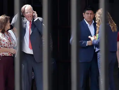 Presiden Peru Pedro Pablo Kuczynski (kedua kiri) berbicara di ponselnya saat bersiap mengosongkan Istana Pemerintah atau House of Pizarro, di Lima, Peru (21/3). (AP/Martin Mejia)