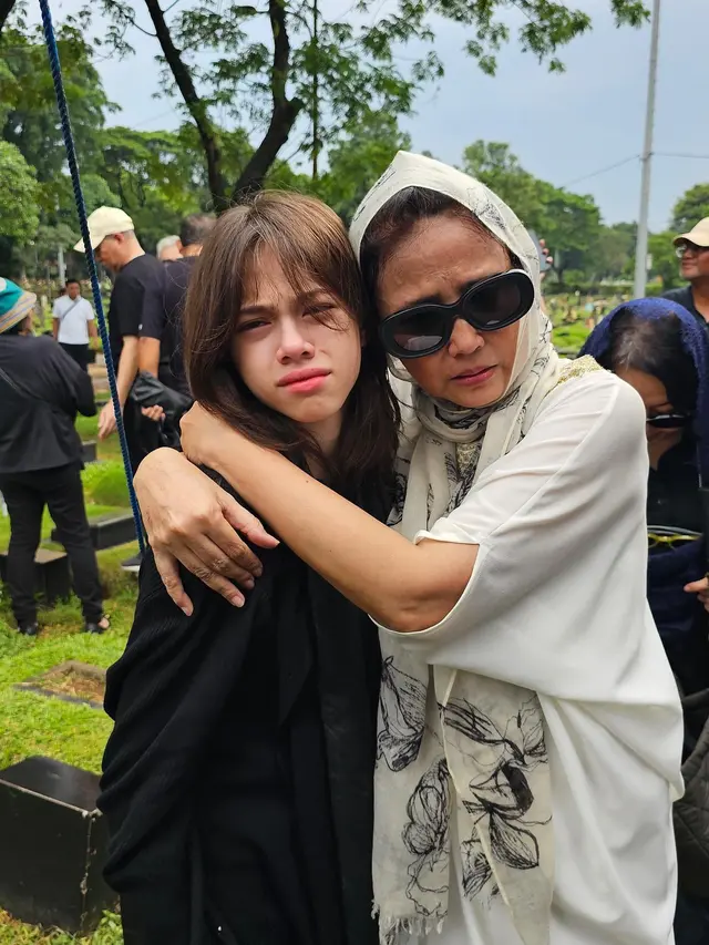 7 Potret Pemakaman Ayah Adilla Dimitri, Dihadiri Cucu Hingga Wulan Guritno