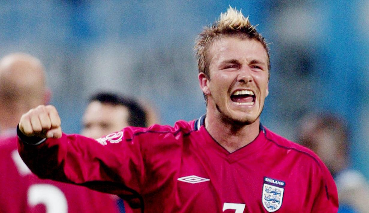Kapten Timnas Inggris, David Beckham, melakukan selebrasi usai mencetak gol ke gawang Argentina pada laga Piala Dunia 2002 di Stadion Sapporo Dome, Jepang. (AFP/William West)
