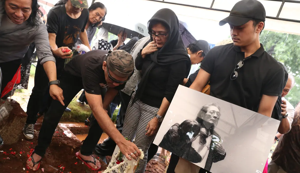 Prastiwi Puspitasari, istri dari mendiang Yockie yang bercerita mengenai sosok suami tercinta semasa hidupnya. Menurutnya, saat di rumah Yockie adalah sosok yang keras namun berhati lembut. (Nurwahyunan/Bintang.com)