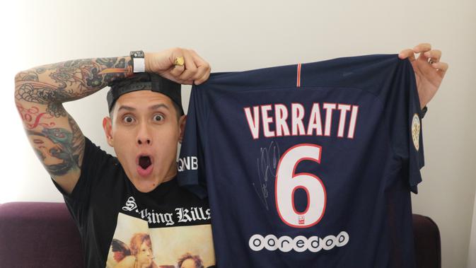 Ganindra Bimo dan jersey PSG milik Marco Verratii di ICC 2018. (Bola.com/Wiwig Prayugi)