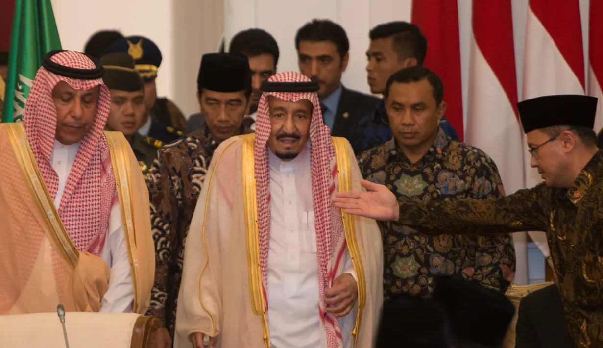 Raja Salman bin Abdulaziz al-Saud saat akan berdialog dengan sejumlah tokoh Islam di Istana Merdeka bersama dengan Presiden Jokowi, Jakarta, Kamis (2/3).(Liputan6.com/Pool/Rosa Pangabean)