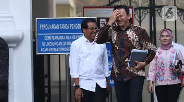 Komisaris Utama Pertamina Basuki Tjahaja Purnama tersenyum usai menemui Presiden Joko Widodo di Istana, Jakarta, Senin (9/12/2019). Pertemuan tersebut Presiden meminta agar memperbaiki defisit neraca perdagangan kita di sektor petrokimia dan migas. (Liputan6.com/Angga Yuniar)