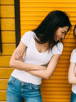 Sahabat Fimela, membimbing remaja dalam mengambil keputusan bukan berarti harus memberikan jawaban atas masalah mereka.   [Dok/freepik.com/teksomolika]