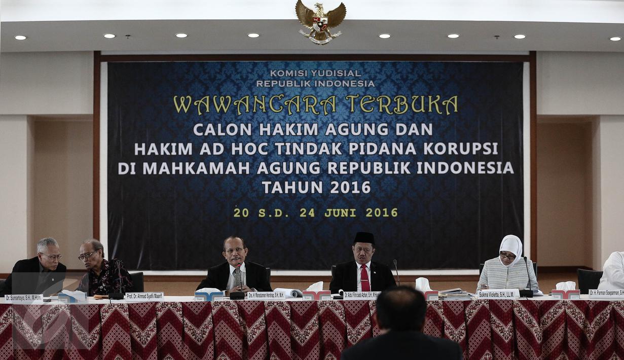 Sejumlah panelis saat melakukan tes wawancara kepada calon hakim agung dan Hakim Ad Hoc Tipikor‎ di Auditorium Komisi Yudisial, Jakarta, Senin (20/6). (Liputan6.com/Faizal Fanani)