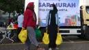 Paket sembako tersebut diantaranya terdiri dari beras premium, telur, gula serta tepung terigu. (Liputan6.com/Angga Yuniar)