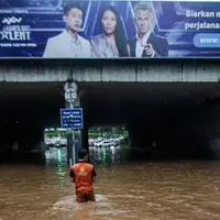 Siapa yang kemarin malam, Senin (12/12/2017) pulangnya lebih malam dari biasanya gara-gara banjir Jakarta? Sabarrrrr... (Foto: Liputan6.com/Faizal Fanani)