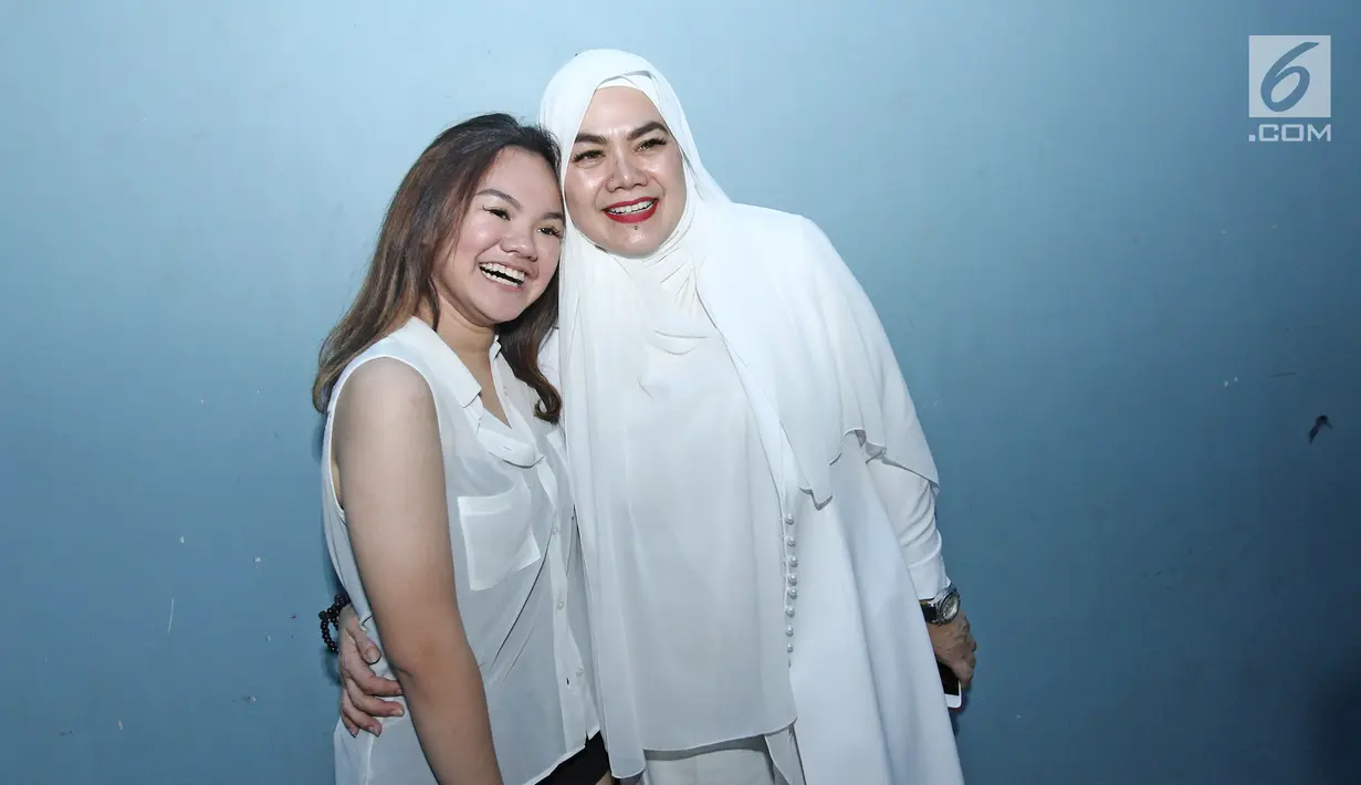 Sarita Abdul Mukti (kanan) dan putrinya Shafa Harris berpose untuk difoto usai mengisi acara di kawasan Kapt. Tendean, Jakarta, Senin (20/11). Sarita dan Shafa memberikan penjelasan terkait video yang viral didunia maya. (Liputan6.com/Herman Zakharia)