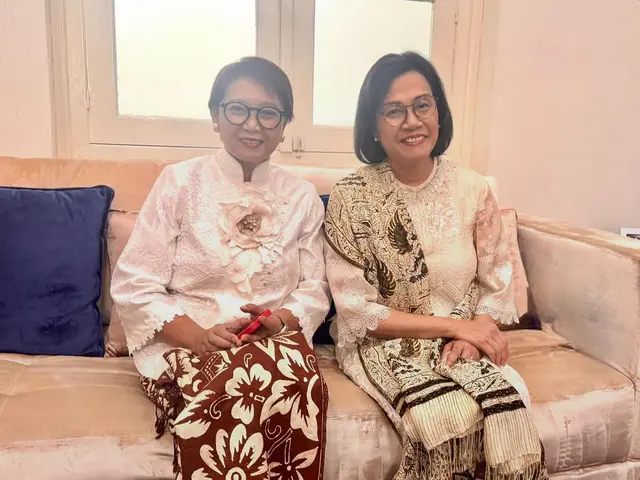 Anak sama-sama lulus dokter spesialis UI, momen kompak Sri Mulyani dan Retno Marsudi saat anak wisuda