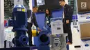 (kanan-kiri) Presdir PT Kenflo Pump Indonesia Liu Zhijian didampingi Direktur Oprasional PT Kenflo Pump Indonesia Prayudi saat menjelaskan produk Pompa di Indowater 2017 Expo and Forum di JCC, Jakarta, Rabu (12/7). (Liputan6.com/Angga Yuniar)