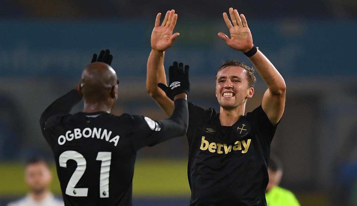 Dua pencetak gol West Ham United, gelandang Tomas Sucek (kanan) dan bek Angelo Ogbonna, merayakan kemenangan 2-1 atas Leeds United usai laga lanjutan Liga Inggris 2020/21 pekan ke-12 di Elland Road Stadium, Leeds, Jumat (11/12/2020). (AFP/Gareth Copley/Pool)
