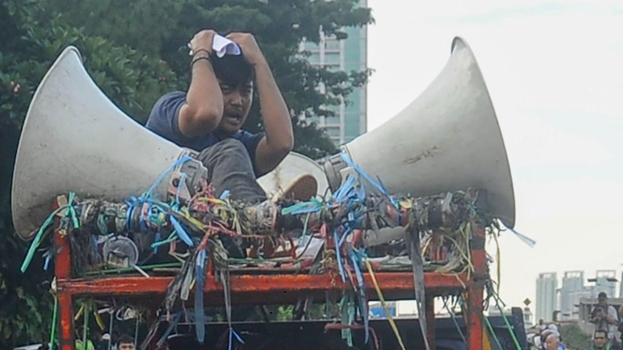 Kericuhan pun tak terhindarkan. Pengunjuk rasa mendukung hak angket DPR mengusir mobil komando massa penentang hak angket DPR. Merdeka.com/Arie Basuki