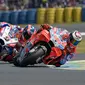 Pembalap Pramac, Danilo Petrucci (9), bersaing ketat dengan jagoan Ducati, Jorge Lorenzo, pada balapan MotoGP Prancis, Minggu (20/5/2018). (MotoGP.com)