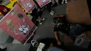 Sebuah poster bergambar tikus turut dipajang mahasiswa saat aksi teaterikal di depan gedung KPK, Jakarta, Kamis (5/3/2015). Aksi tersebut menuntut pemerintah untuk segera menghentikan kriminalisasi KPK (Liputan6.com/Faisal R Syam)