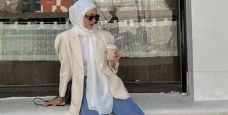 Paula Verhoeven memiliki gaya chic yang maksimal. Ia memadukan tampilan stylish yang tak lekang oleh waktu. [Foto: Instagram/ Paula Verhoeven]
