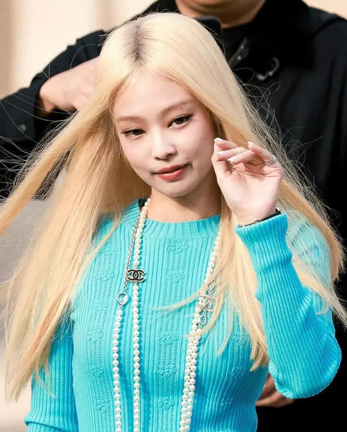 Jennie BLACKPINK Tampil Imut dengan Poni Klasik ala Audrey Hepburn