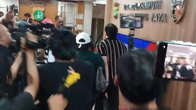 DB Musisi Ternama, Ayah dari AD