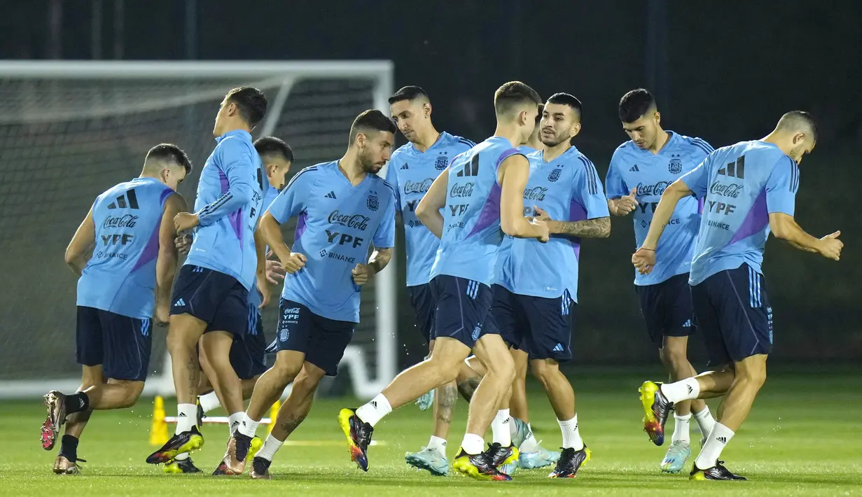 Timnas Argentina menggelar sesi latihan untuk persiapan mereka jelang laga final melawan Prancis yang dimainkan pada hari Minggu (18/12/2022). (AP Photo/Francisco Seco)