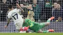 Kiper Manchester City, Ederson Moraes berhasil menangkap bola dari ancaman bek Tottenham Hotspur, Cristian Romero pada laga tunda pekan ke-34 Liga Inggris 2023/2024 di Tottenham Hotspur Stadium, London, Selasa (14/5/2024). (AP Photo/Kin Cheung)