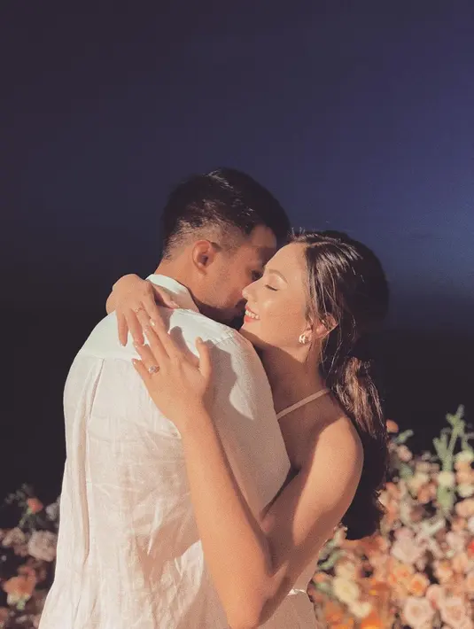 Yakup Hasibuan saat memeluk Jessica Mila dalam acara lamaran. Acara lamaran Yakup untuk sang kekasih berlangsung dari sore hingga malam hari di salah satu hotel mewah di Bali. Acara berlangsung outdoor dengan pemandangan laut yang indah.  (Instagram/enzystoria)