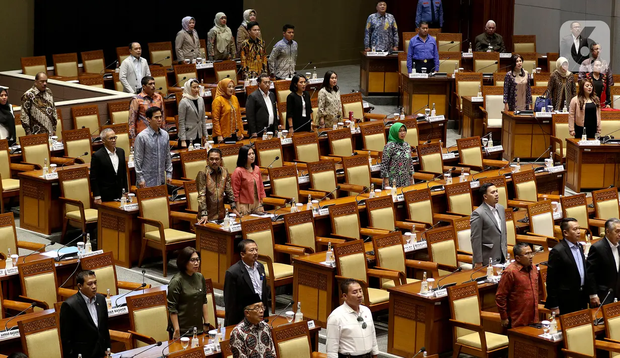 Anggota DPR mengikuti rapat paripurna di Kompleks Parlemen, Senayan, Jakarta, Senin (3/2/2020). Rapat Paripurna DPR menyetujui lima calon Hakim Agung dan tiga calon hakim ad hoc yang telah mengikuti uji kelayakan di Komisi III DPR untuk Mahkamah Agung. (Liputan6.com/Johan Tallo)