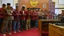 Mahasiswa dari berbagai perguruan tinggi dan anggota kepolisian melakukan doa bersama di Gedung Dewan Perwakilan Rakyat Aceh (DPRA), Jumat (27/9/2019). Doa dan salat gaib itu untuk 2 mahasiswa Universitas Halu Oleo Kendari yang tewas saat demo, Randi dan Yusuf. (CHAIDEER MAHYUDDIN/AFP)