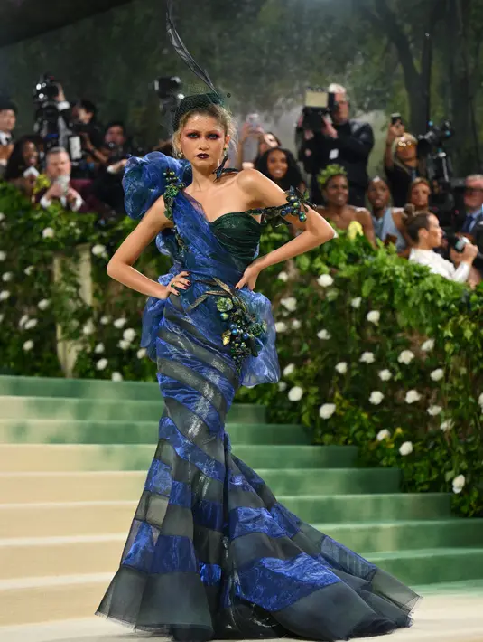 Aktris AS Zendaya tiba untuk acara Met Gala 2024 di Metropolitan Museum of Art, New York, Senin (6/5/2024). (Angela WEISS / AFP)