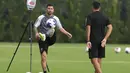 Penyerang Inter Miami, Lionel Messi menendang bola saat melakukan latihan di Florida Blue Training Center di Fort Lauderdale, Florida pada 20 Juli 2023. (AP Photo/Lynne Sladky)