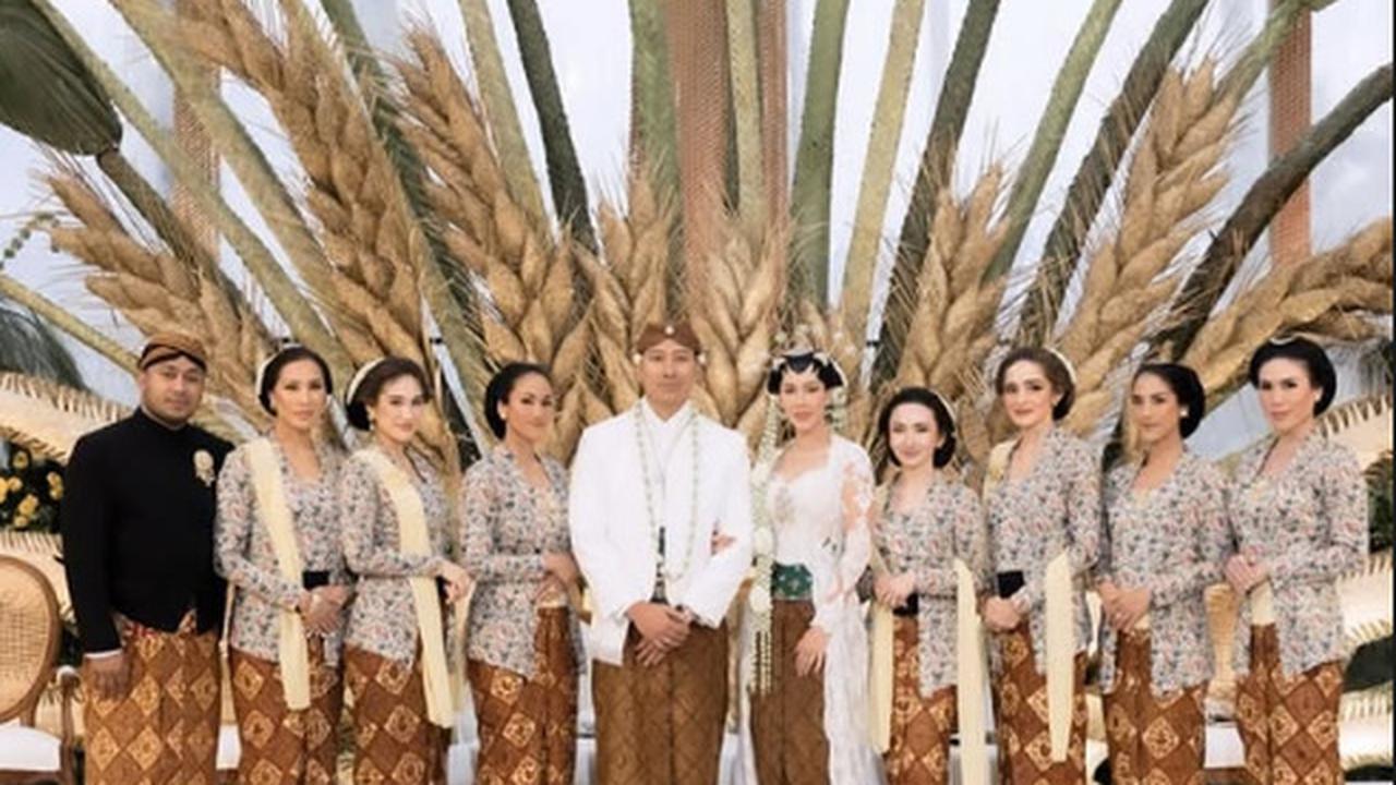 5 Potret Yasmine Wildblood Pakai Kebaya Floral dan Konde Pirang di Pernikahan Keluarga Cendana